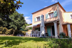 Villa dans un puits de verdure avec piscine résidentielle